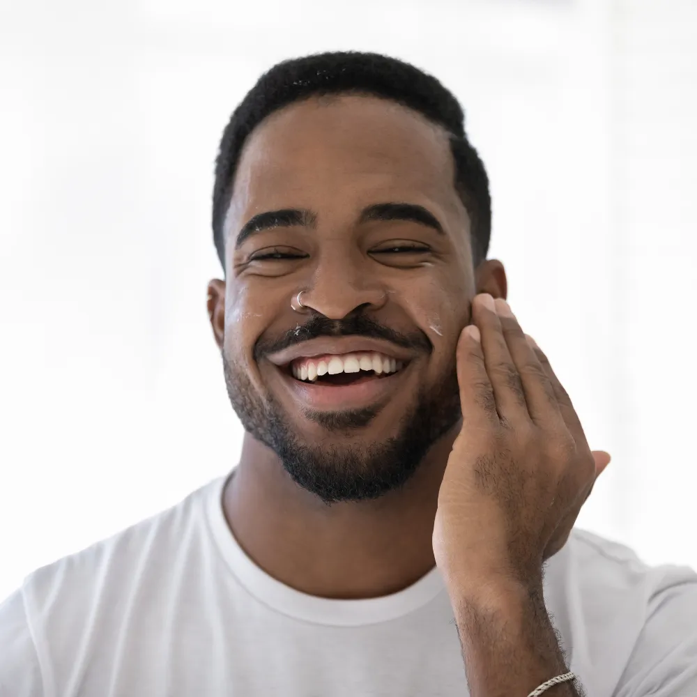 31659 man applying sunscreen