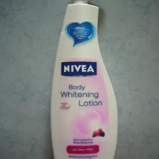 /img/31773-vaseline-vs-nivea-comparison.webp